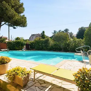 https://charming-studio-with-pool-and-six-fours-les-plages.fr-provencehotel.com